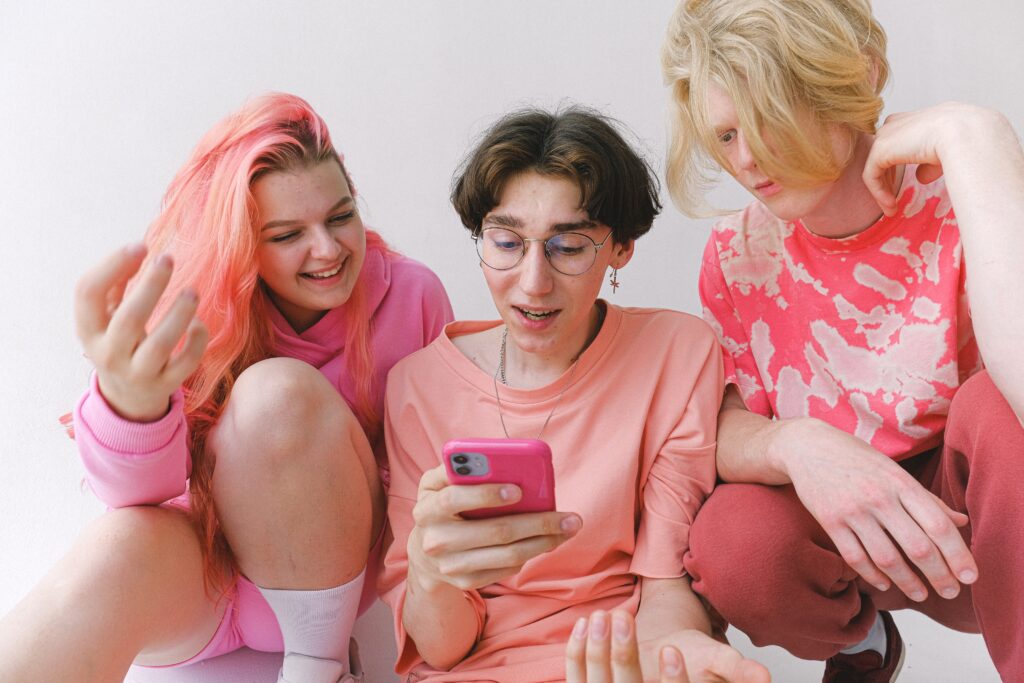 Jovens da geração Z olhando o Instagram no celular