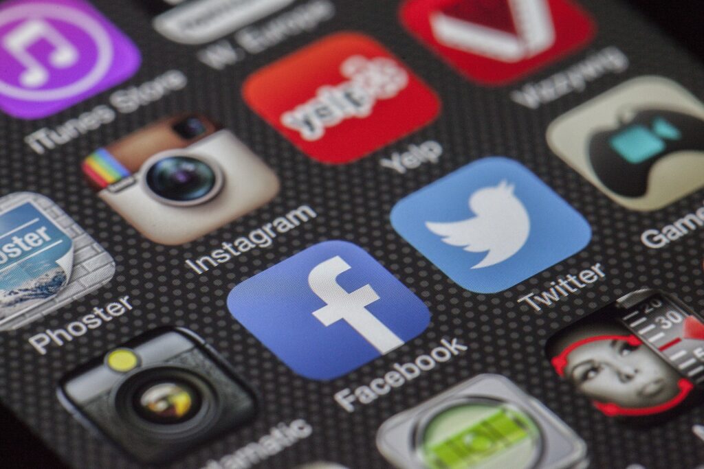 App do Instagram quando foi lançado em 2010, ao lado do Facebook, Twitter e outras redes sociais